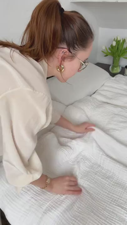 Video prikazuje mlado žensko, ki lahkotno postilja posteljo z belo 4-slojno posteljnino iz tetre, pri čemer se lepo vidi zračnost in naravno mečkana tekstura muslina.